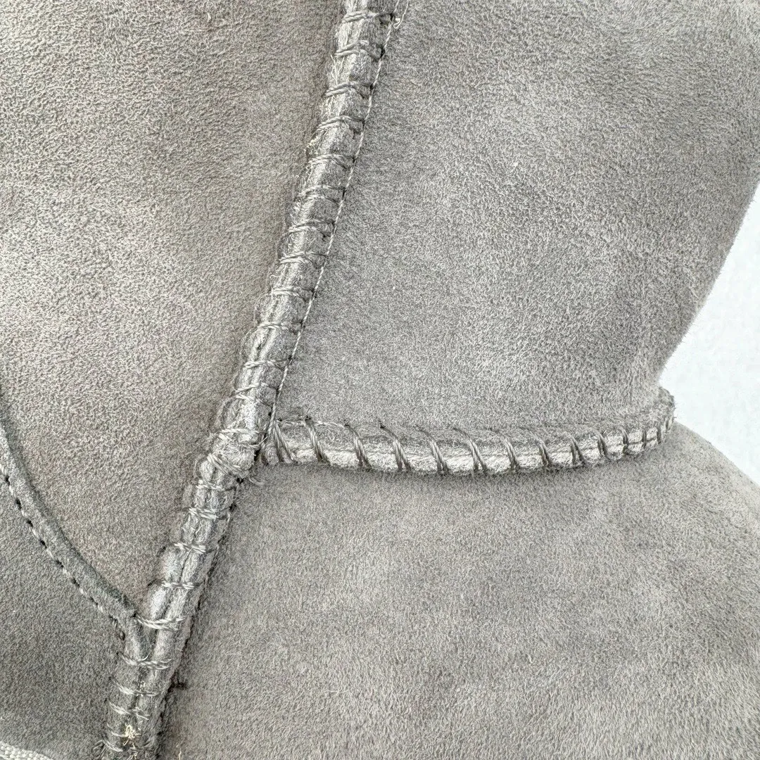 Pick up locally💰520 UGG 6222 Classic short-cut autumn and winter sheepskin and fur integrated snow boots. All shoes are made from the same factory as ZP. Longfeng A-grade Australian imported sheepskin and fur integrated men's and women's boots. Brand OEM production line. Fully follow the ZP process. OEM original pattern maker. Adhering to the principle of no original shoes and no development selection. Pay attention to every detail. The most authentic version on the market. TREADLITE "Light Wing" technology outsole. Lightweight/durable/flexible/pile size: 35 36 37 38 39 40 41 42 43 44 45 Coding: by2936060